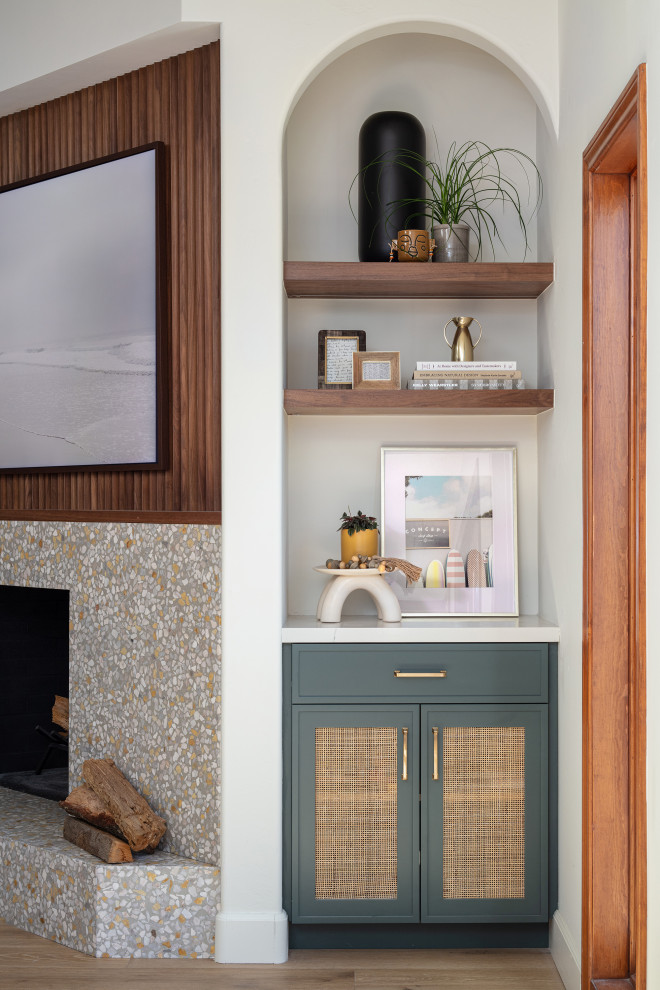 Maritimes Wohnzimmer mit weißer Wandfarbe, hellem Holzboden, Kamin, Kaminumrandung aus Beton, TV-Wand und Wandpaneelen in San Diego