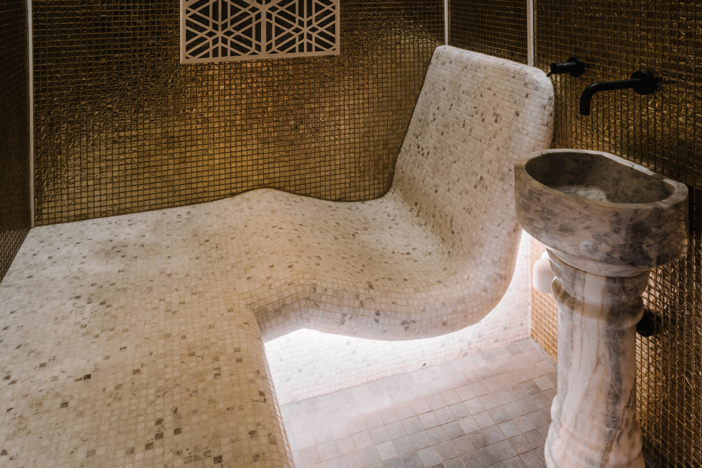 Эргономичный лежак в хамаме.