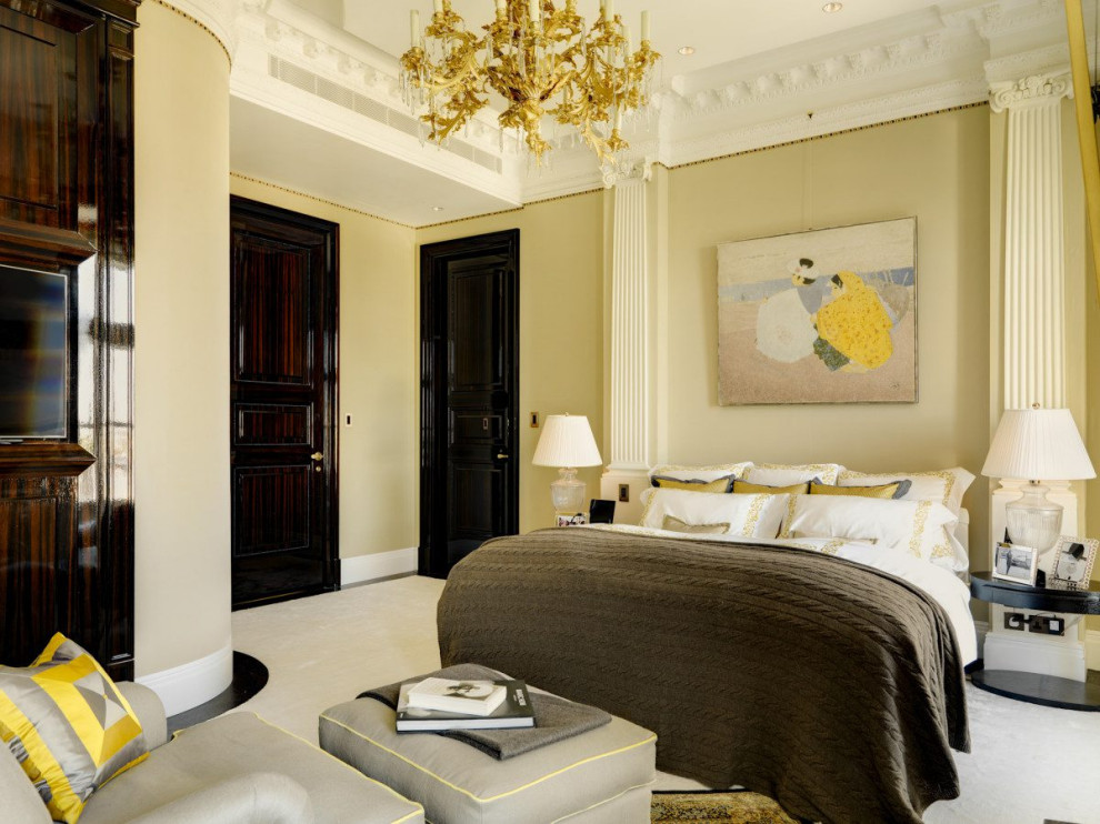 Großes Klassisches Hauptschlafzimmer ohne Kamin mit gelber Wandfarbe, Teppichboden, grauem Boden und Kassettendecke in London