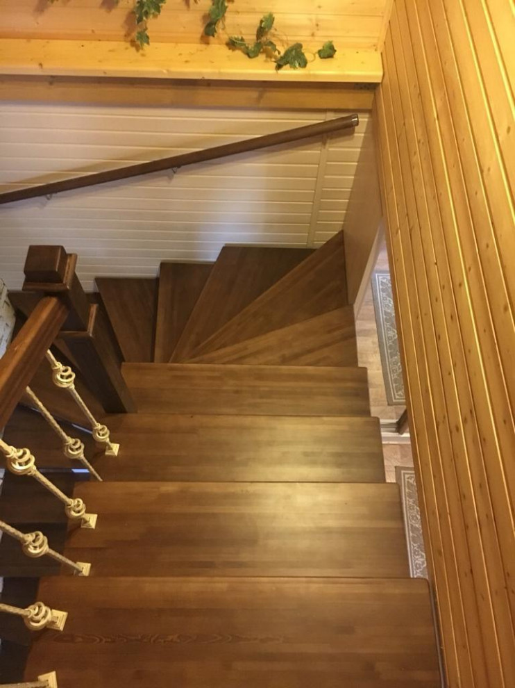 Лестница на монокосоуре с забежными ступенями