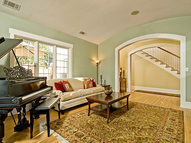 Charlie Chaplin Living Room/Hall