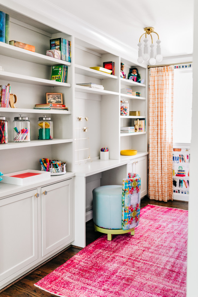 Mittelgroßes Klassisches Kinderzimmer mit Spielecke, weißer Wandfarbe, dunklem Holzboden, braunem Boden und Tapetenwänden in Sonstige