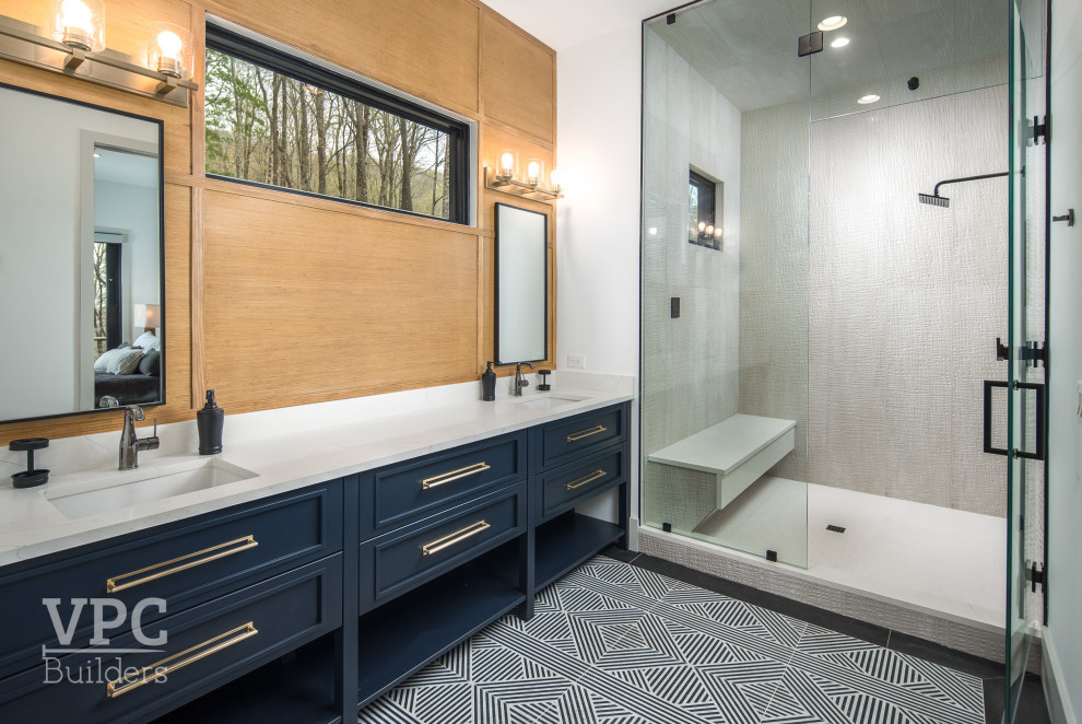 Idee per una stanza da bagno padronale moderna con consolle stile comò, ante blu, top in quarzite, top bianco, due lavabi e mobile bagno incassato