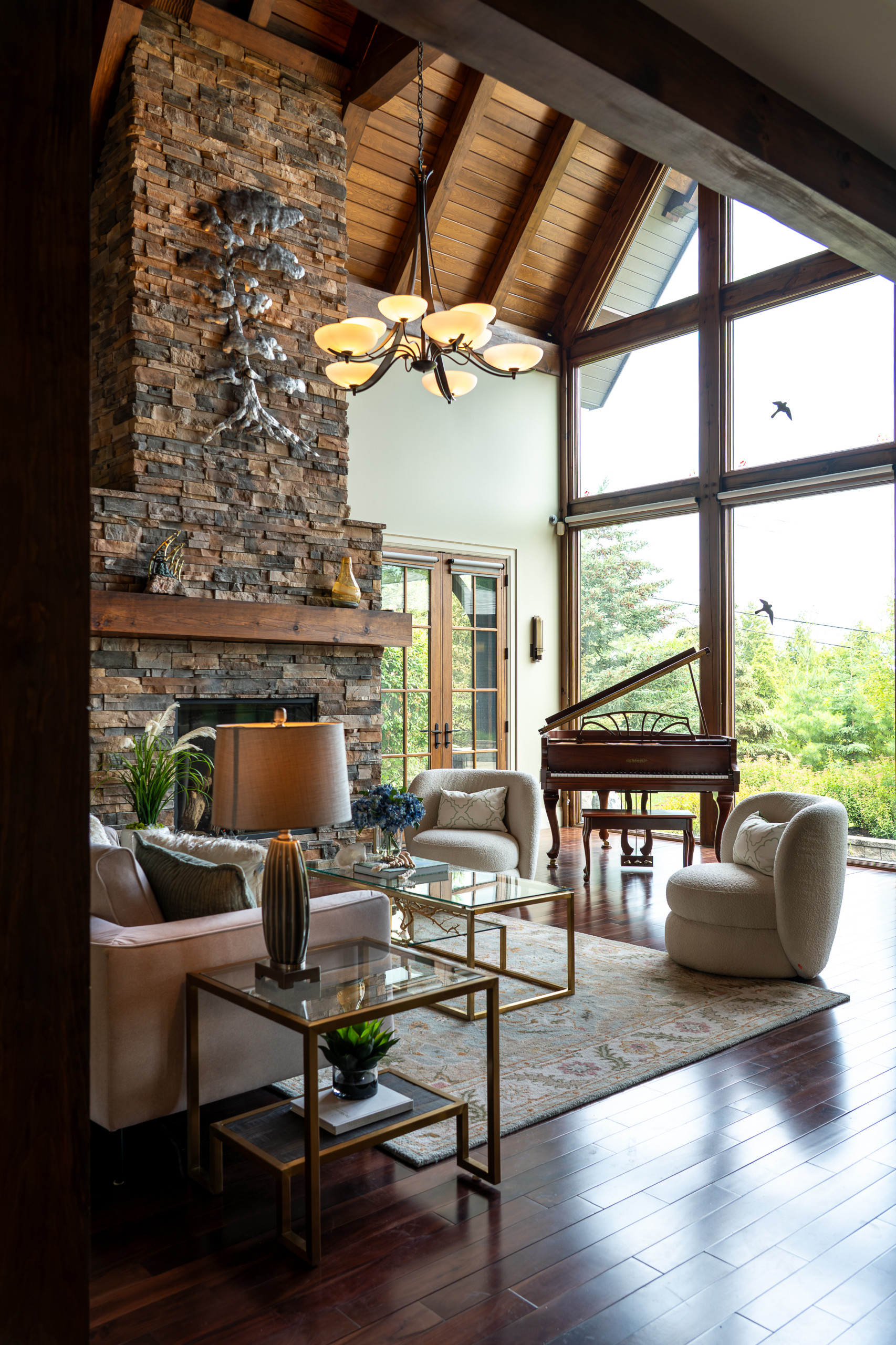 How to Decorate a Cathedral Ceiling Wall: Stunning Design Ideas