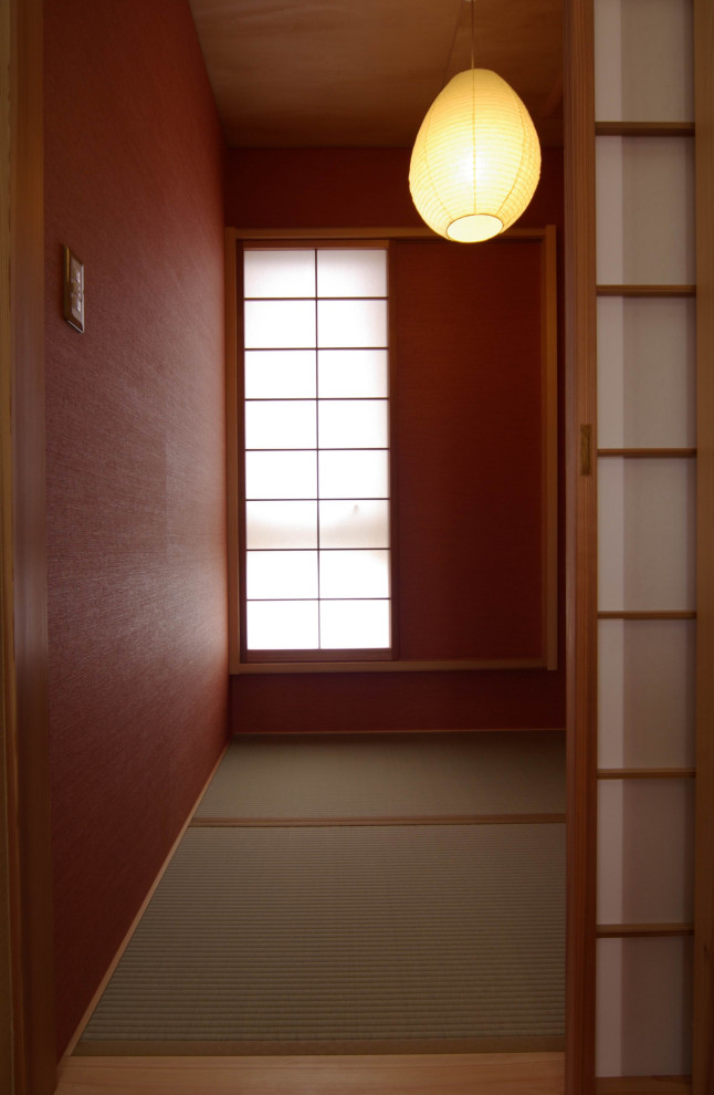 Ejemplo de dormitorio principal moderno de tamaño medio sin chimenea con paredes marrones, tatami y suelo beige