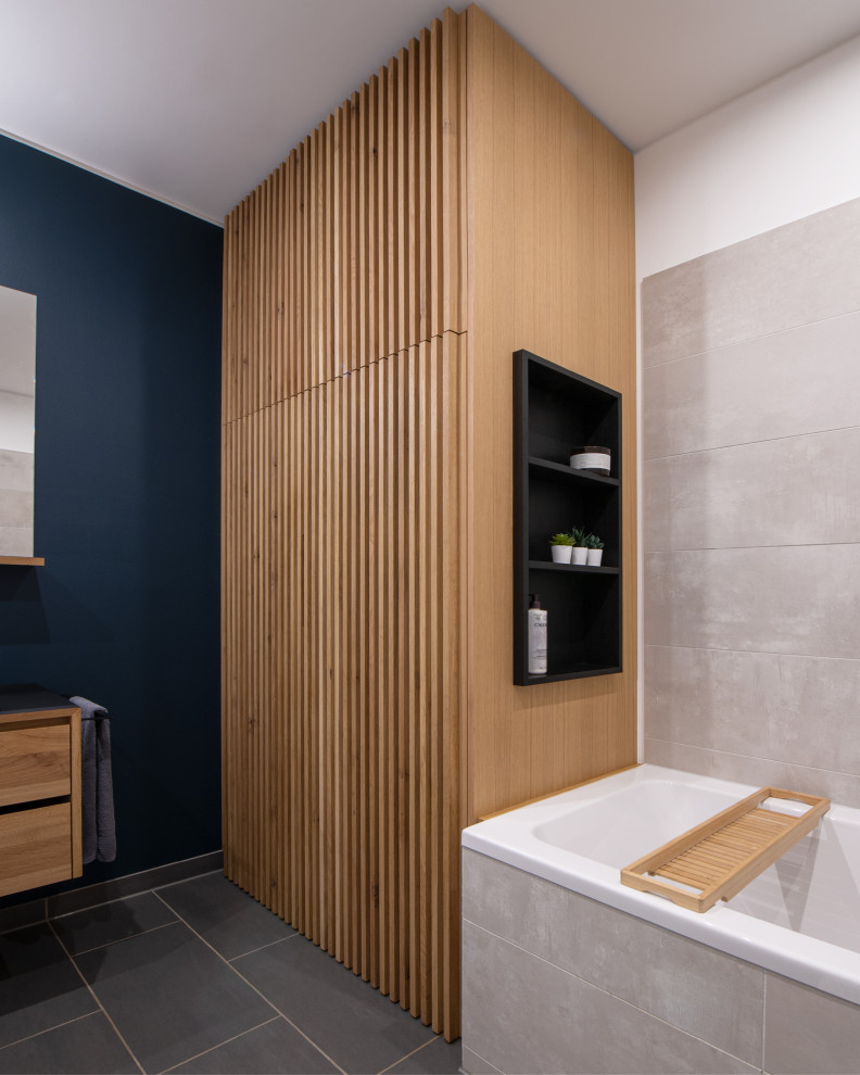 Diseño de cuarto de baño nórdico de tamaño medio con aseo y ducha