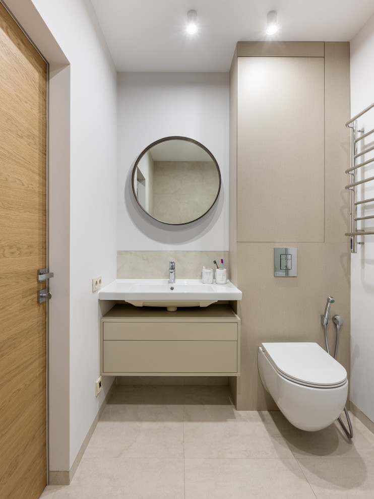Пример оригинального дизайна: ванная комната: освещение в скандинавском стиле с душем над ванной, бежевой плиткой, серыми стенами, полом из керамической плитки, бежевым полом и тумбой под одну раковину