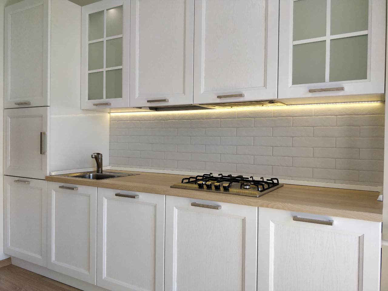 Белая деревянная кухня на берегу Балтийского моря