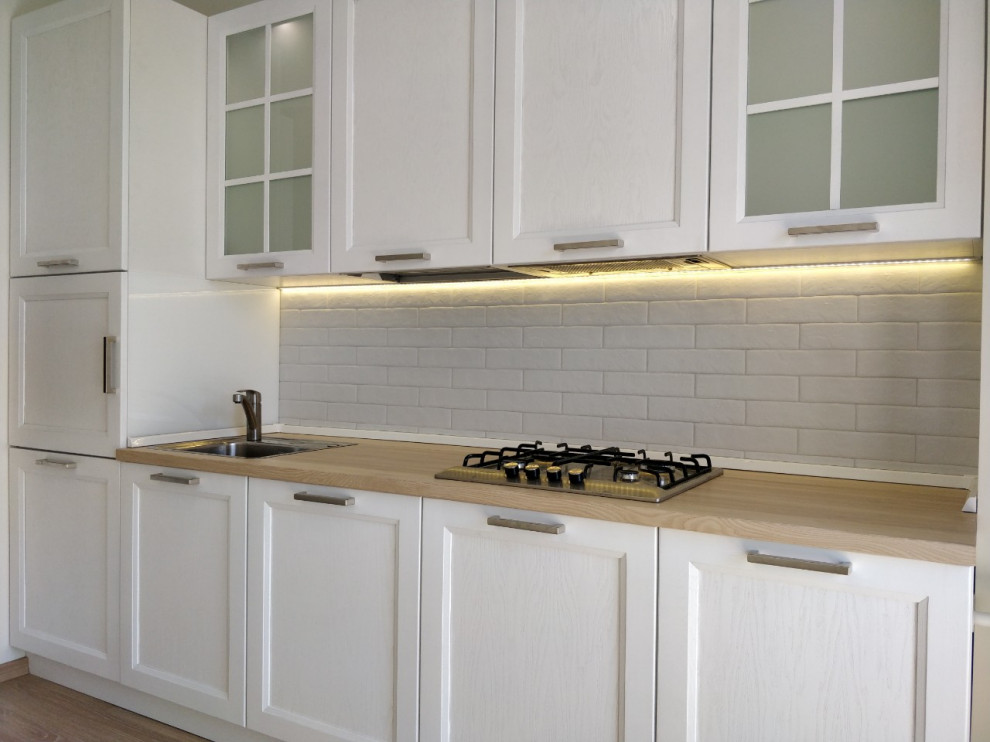 Белая деревянная кухня на берегу Балтийского моря