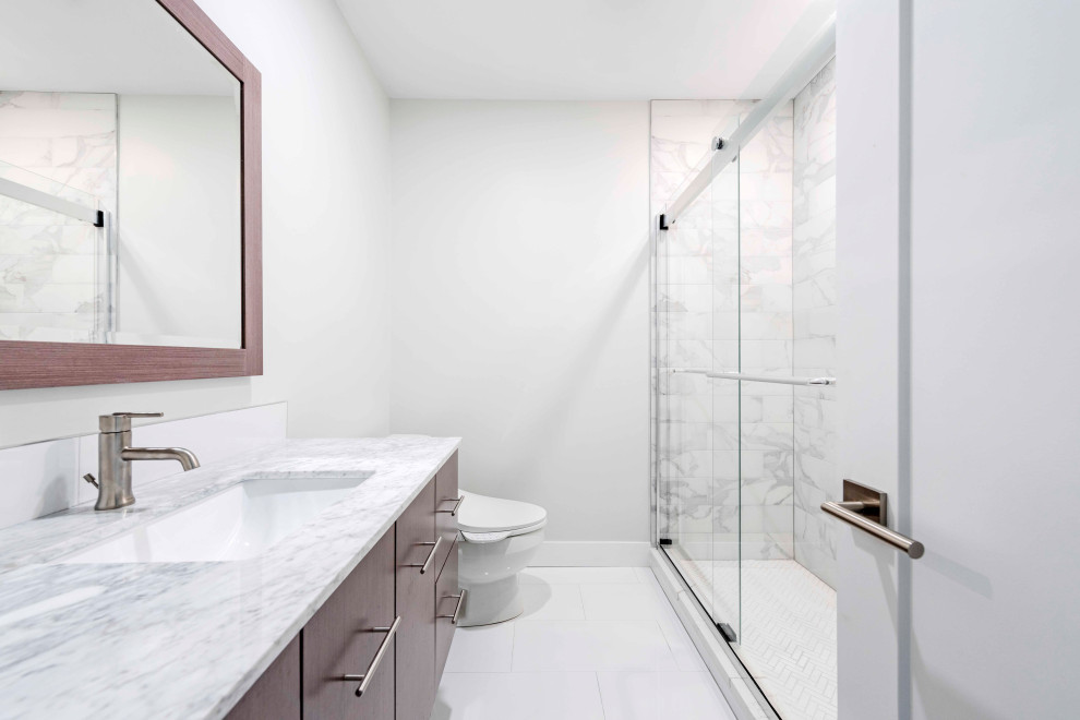 Mittelgroßes Modernes Duschbad mit weißer Wandfarbe, weißem Boden und Einzelwaschbecken in Tampa