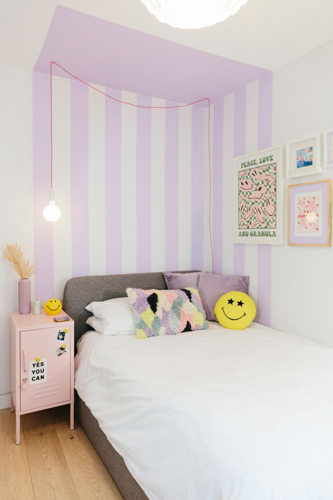 Mittelgroßes Modernes Kinderzimmer mit Schlafplatz, lila Wandfarbe, hellem Holzboden und braunem Boden in Dorset