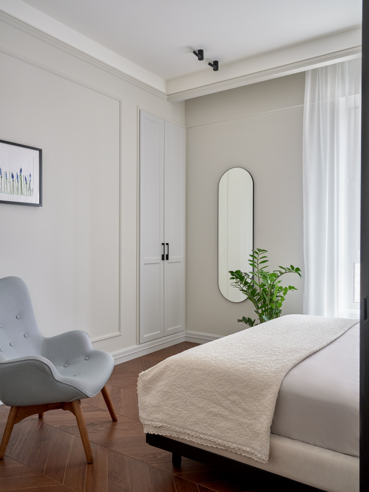 Immagine di una piccola camera matrimoniale contemporanea con pareti bianche e pavimento in legno massello medio