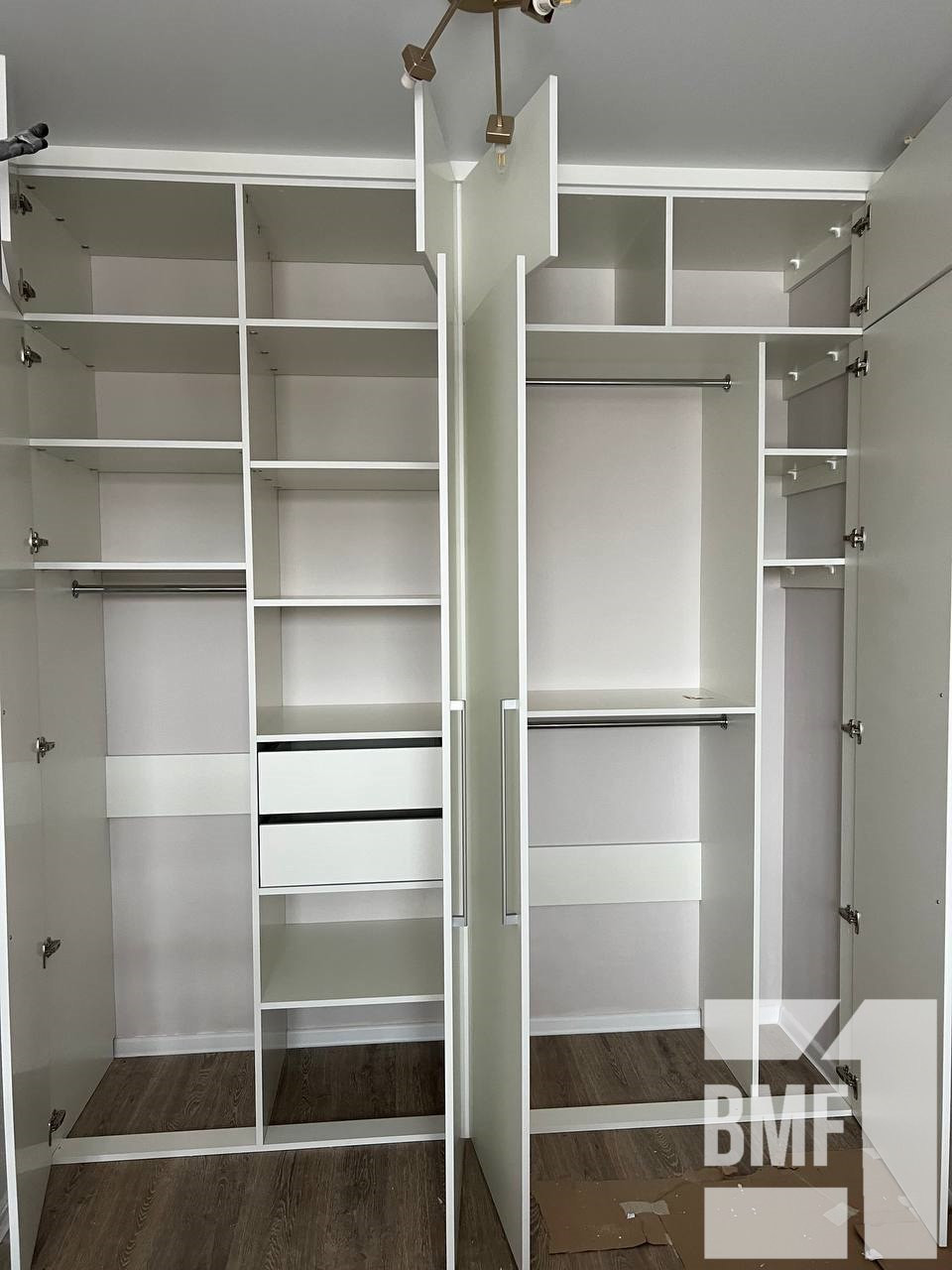 Встроенный шкаф с распашными дверьми