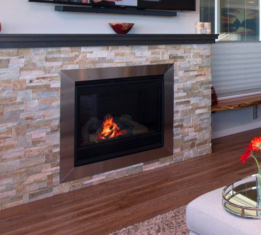 Example of a transitional home design design in Seattle