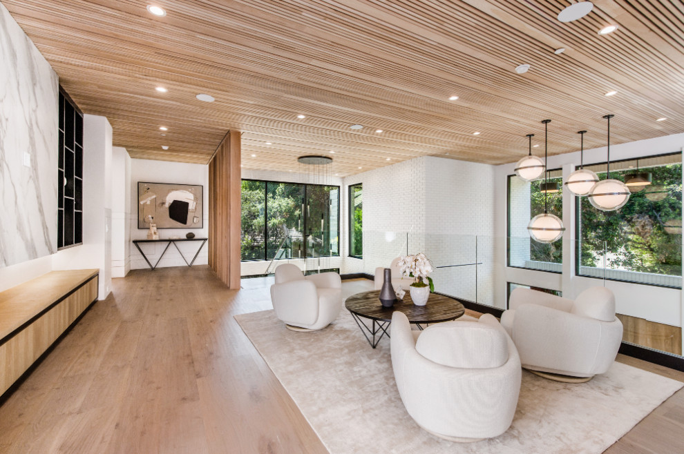 Cette image montre un couloir minimaliste en bois avec un plafond en bois.
