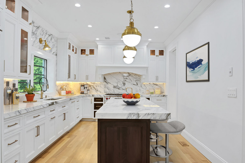 Inspiration för ett mycket stort 60 tals grå grått kök, med en dubbel diskho, skåp i shakerstil, vita skåp, marmorbänkskiva, flerfärgad stänkskydd, stänkskydd i marmor, rostfria vitvaror, mellanmörkt trägolv och en köksö