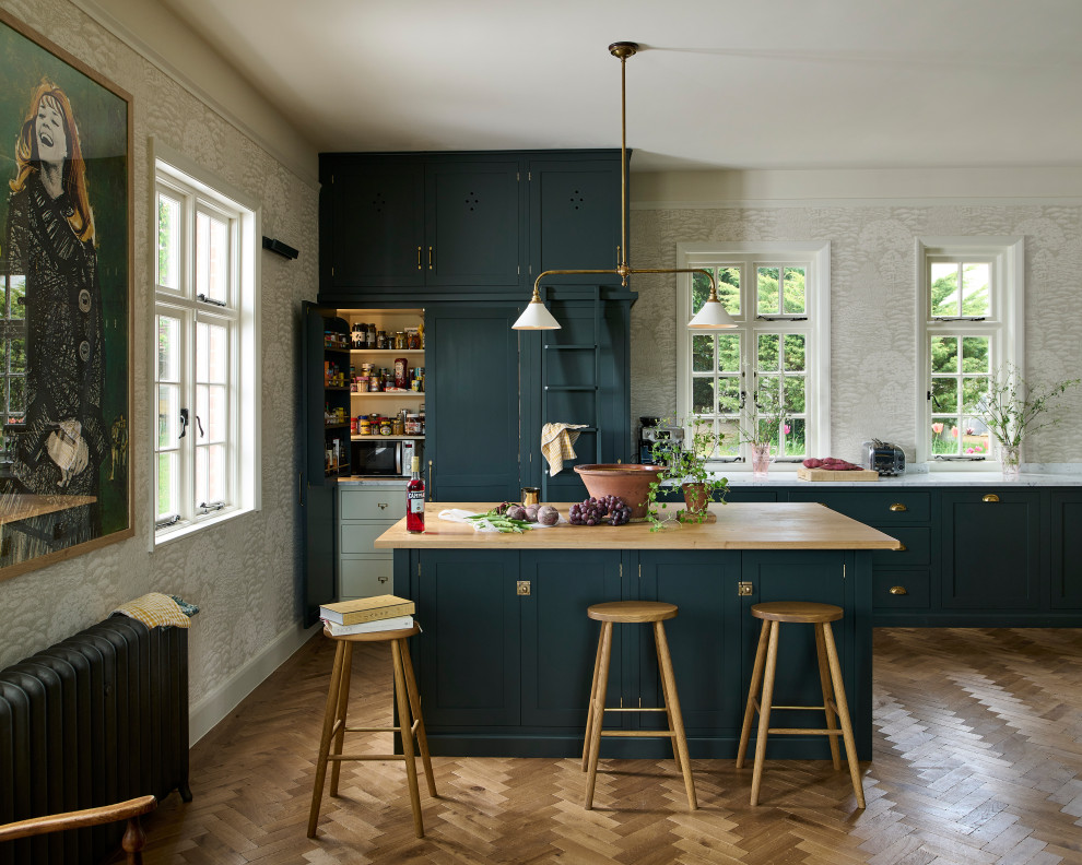 Inspiration för ett stort vintage kök och matrum, med en rustik diskho, skåp i shakerstil, gröna skåp, marmorbänkskiva, grönt stänkskydd, stänkskydd i keramik, mellanmörkt trägolv, en köksö och brunt golv