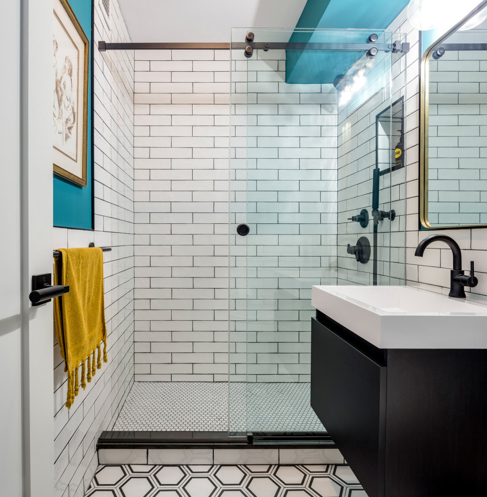 Idéer för funkis vitt en-suite badrum, med släta luckor, svarta skåp, vit kakel och dusch med skjutdörr