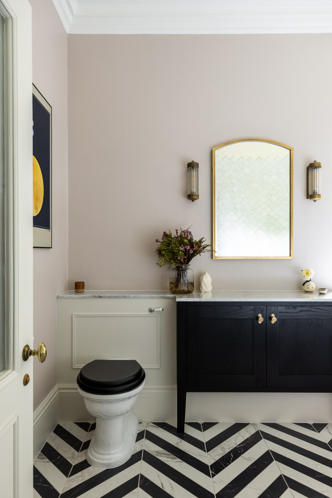 На фото: детская ванная комната среднего размера в викторианском стиле с фасадами в стиле шейкер, черными фасадами, ванной на ножках, душем над ванной, инсталляцией, белой плиткой, мраморной плиткой, розовыми стенами, мраморным полом, врезной раковиной, мраморной столешницей, разноцветным полом, открытым душем, белой столешницей, нишей, тумбой под одну раковину и встроенной тумбой