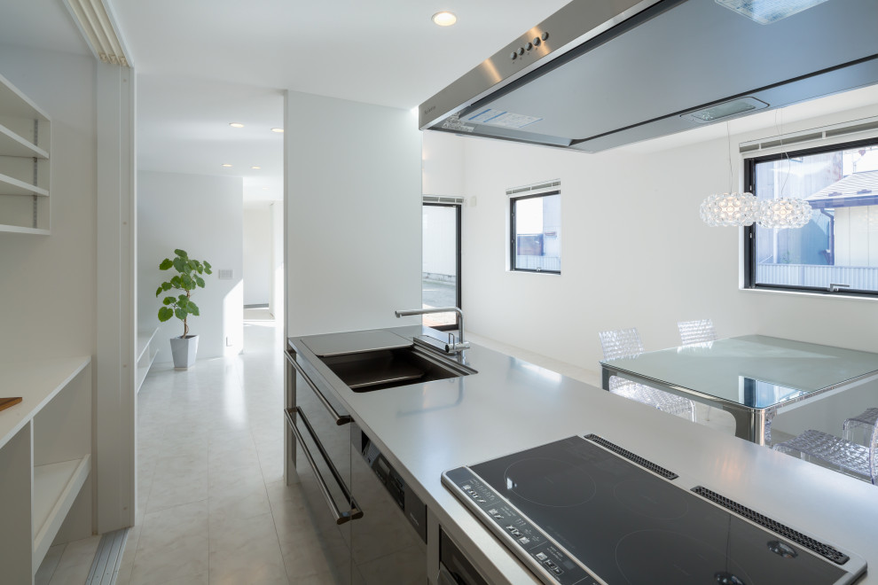 他の地域にあるアジアンスタイルのおしゃれなキッチンの写真