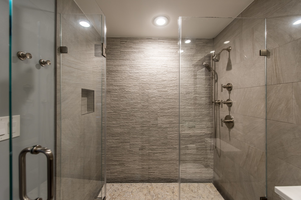 Photo of a mid-sized traditional bathroom in DC Metro with beige walls, dark hardwood floors and brown floor.