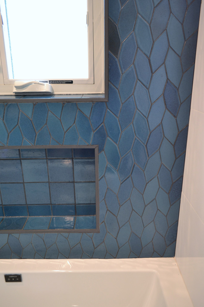 Источник вдохновения для домашнего уюта: детская ванная комната среднего размера в стиле кантри с фасадами с утопленной филенкой, синими фасадами, ванной в нише, душем над ванной, синей плиткой, керамогранитной плиткой, полом из керамогранита, врезной раковиной, столешницей из искусственного кварца, синим полом, душем с распашными дверями, белой столешницей, тумбой под одну раковину и встроенной тумбой