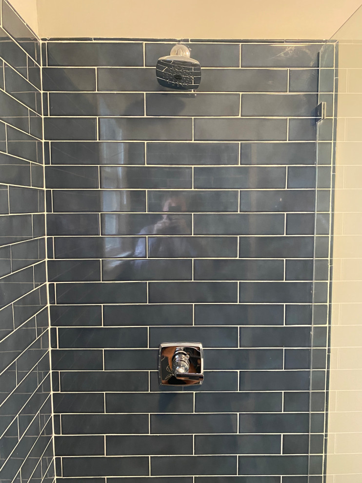 Exempel på ett mellanstort skandinaviskt vit vitt en-suite badrum, med möbel-liknande, svarta skåp, en öppen dusch, en toalettstol med hel cisternkåpa, blå kakel, glasskiva, vita väggar, klinkergolv i keramik, ett konsol handfat, granitbänkskiva, grått golv och dusch med gångjärnsdörr