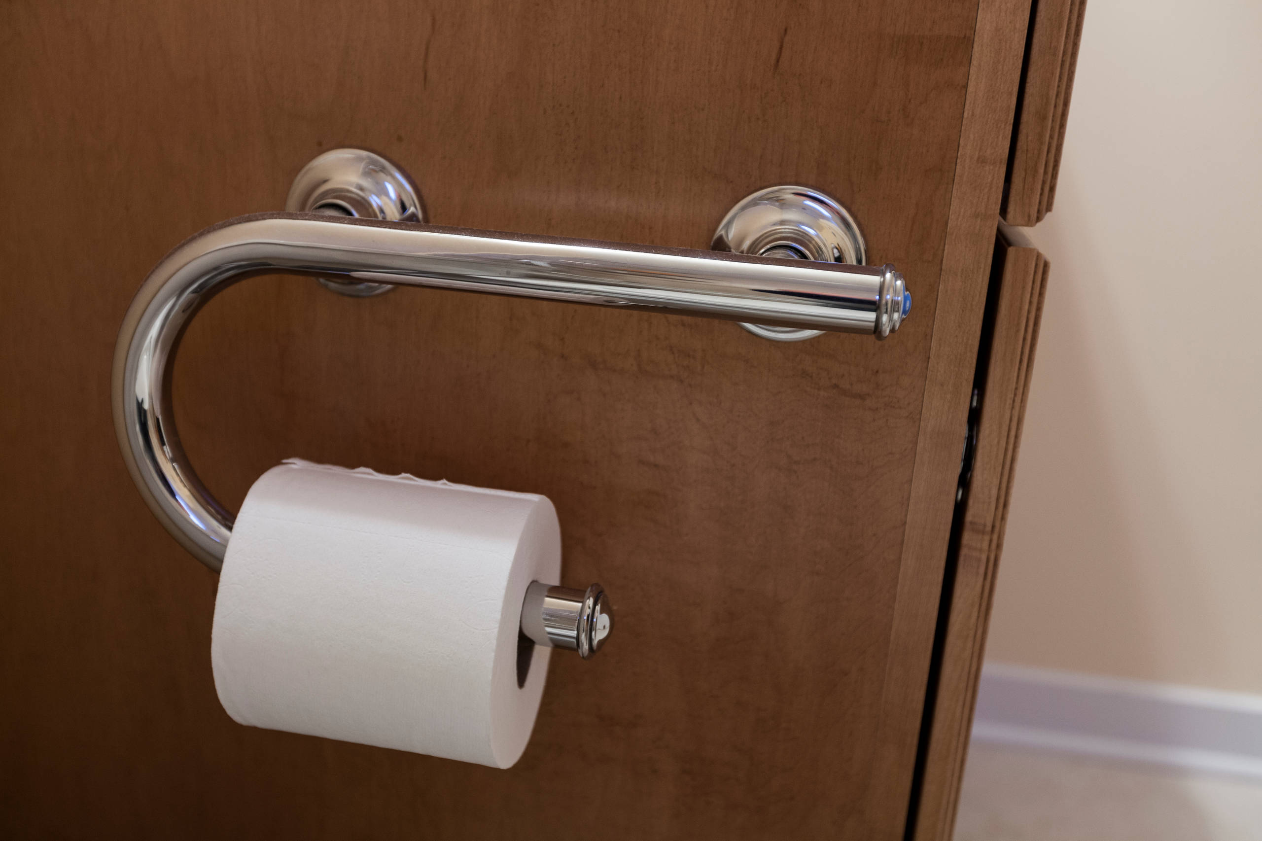 Держатели для туалетной бумаги: виды, особенности, способы монтажа