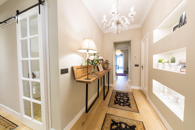 APARTAMENTO EN EL CENTRO transitional-hallway-and-landing