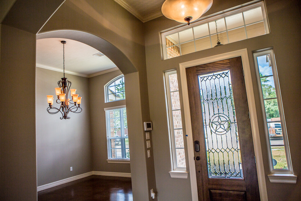 Example of a mountain style entryway design in Houston