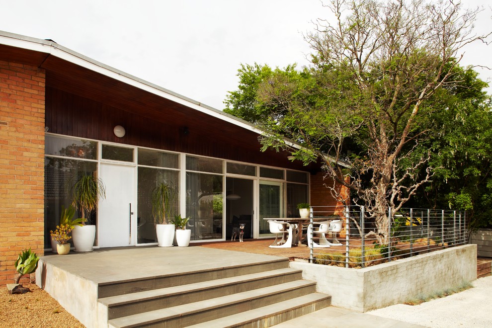 Inspiration for a midcentury one-storey exterior in Melbourne with a gable roof.