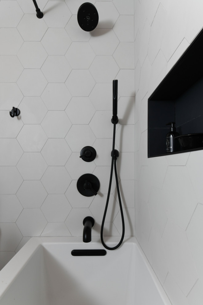 Exempel på ett litet modernt vit vitt badrum, med släta luckor, skåp i ljust trä, ett badkar i en alkov, en dusch/badkar-kombination, en toalettstol med hel cisternkåpa, vit kakel, vita väggar, ett undermonterad handfat och bänkskiva i kvartsit