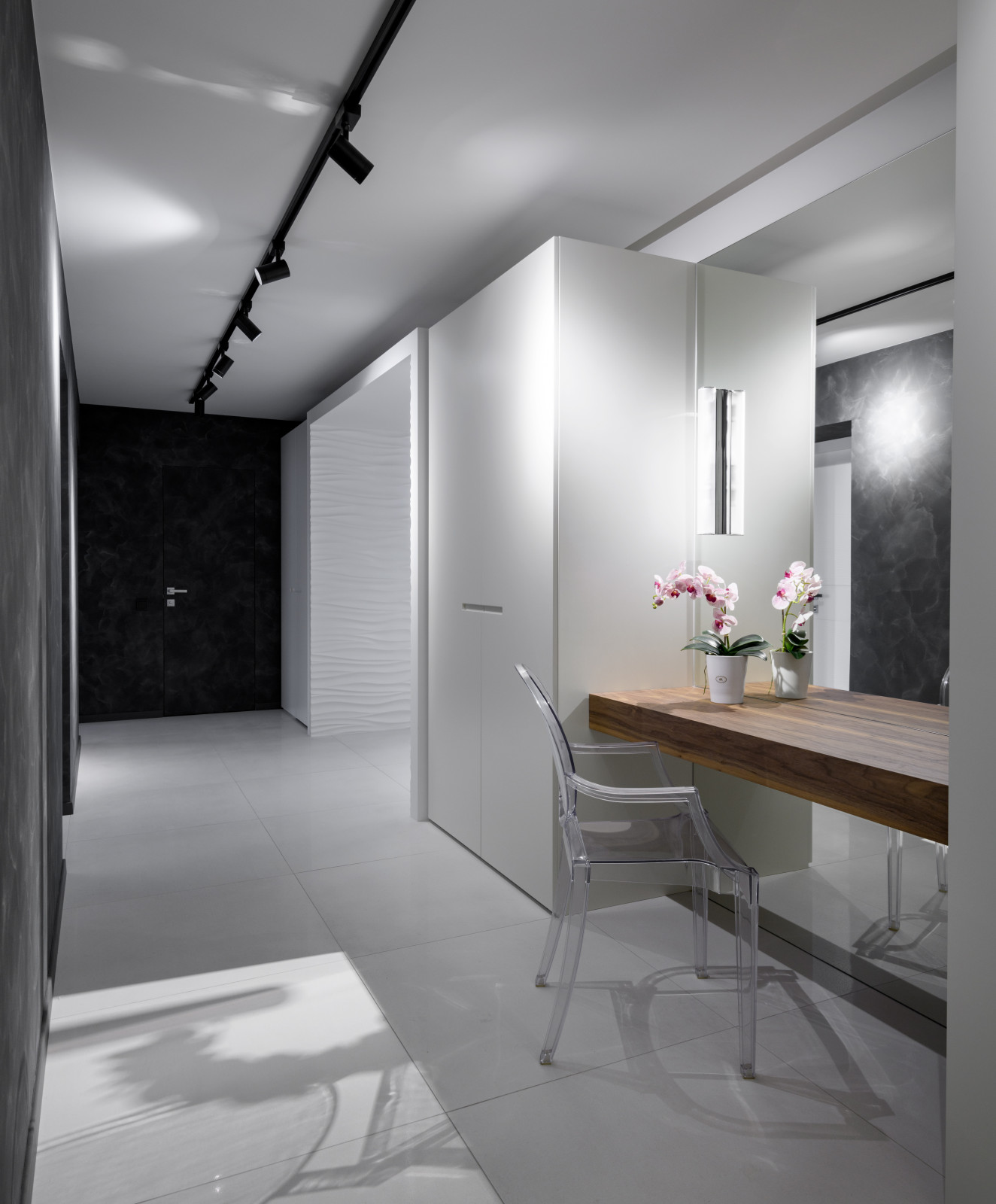 Стильная черно-белая квартира в Новосибирске