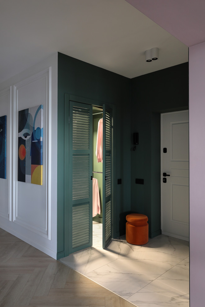 Esempio di una porta d'ingresso contemporanea di medie dimensioni con pareti verdi, pavimento in gres porcellanato, una porta singola, una porta bianca e pavimento bianco