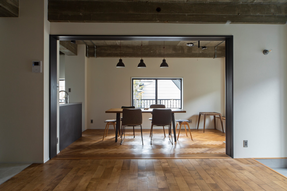 大阪にある中くらいなインダストリアルスタイルのおしゃれなLDK (白い壁、無垢フローリング、暖炉なし、茶色い床、壁紙) の写真