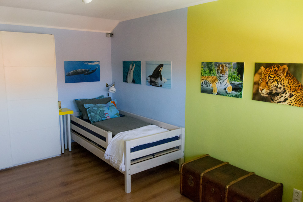 Mittelgroßes Modernes Jungszimmer mit Schlafplatz, grüner Wandfarbe, braunem Holzboden und braunem Boden in Köln