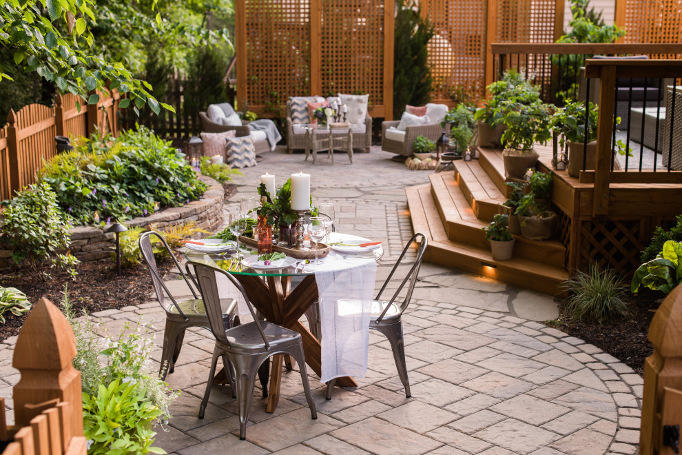 Идея дизайна: маленький двор на заднем дворе в стиле рустика с мощением тротуарной плиткой для на участке и в саду