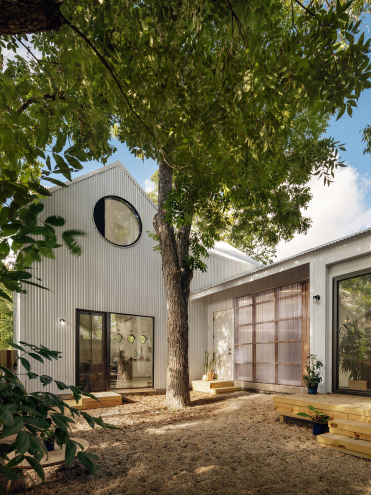 Свежая идея для дизайна: маленький, двухэтажный частный загородный дом в современном стиле с облицовкой из металла и металлической крышей для на участке и в саду - отличное фото интерьера