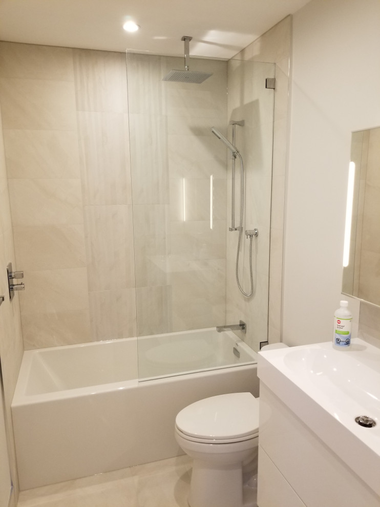 Small minimalist beige tile and porcelain tile porcelain tile and beige floor alcove bathtub photo in Toronto with flat-panel cabinets, white cabinets, a one-piece toilet, quartzite countertops and white countertops