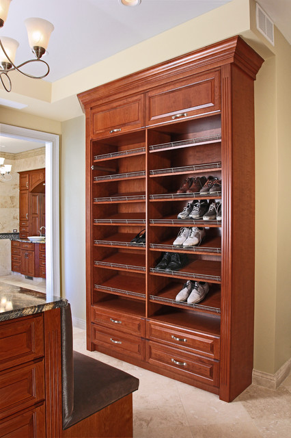 Traditional Shoe Shelving in Chicago klassisk-foervaring-och-garderob