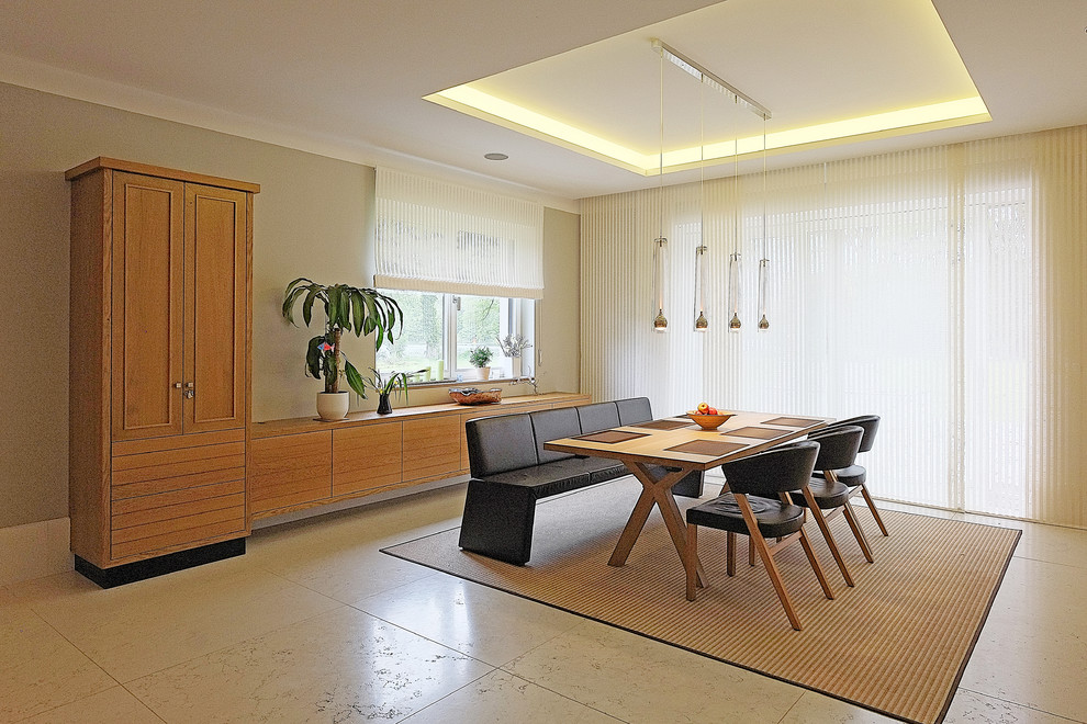 Mittelgroßes, Offenes Modernes Esszimmer ohne Kamin mit grauer Wandfarbe, Marmorboden und beigem Boden in Berlin