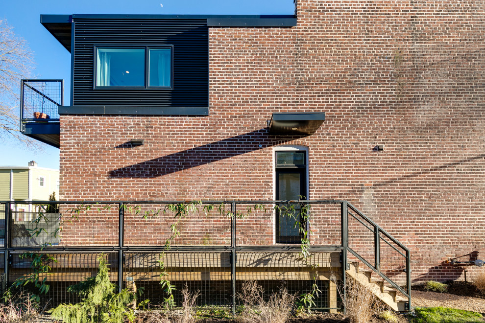 Diseño de fachada de casa minimalista grande de dos plantas con revestimiento de ladrillo