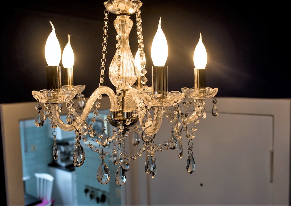 Kleiner Eklektischer Flur mit blauer Wandfarbe, Teppichboden und schwarzem Boden in Berlin