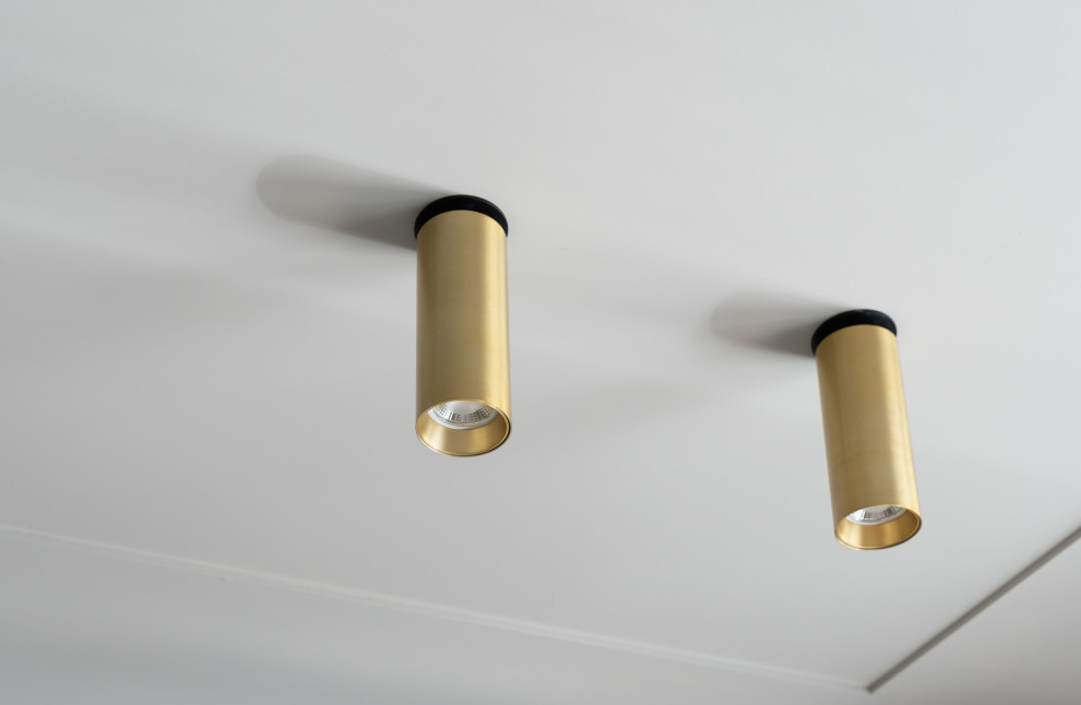 Солнце, арки и осиное гнездо в гостиной