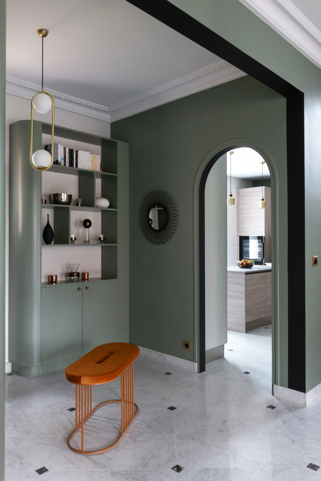 Пример оригинального дизайна: большое фойе в современном стиле с зелеными стенами, мраморным полом, двустворчатой входной дверью, черной входной дверью и белым полом