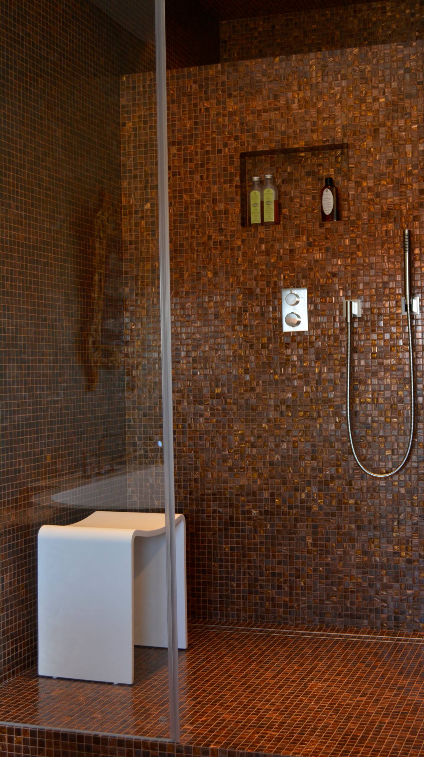 Dusche mit Mosaikfliesen in Berlin
