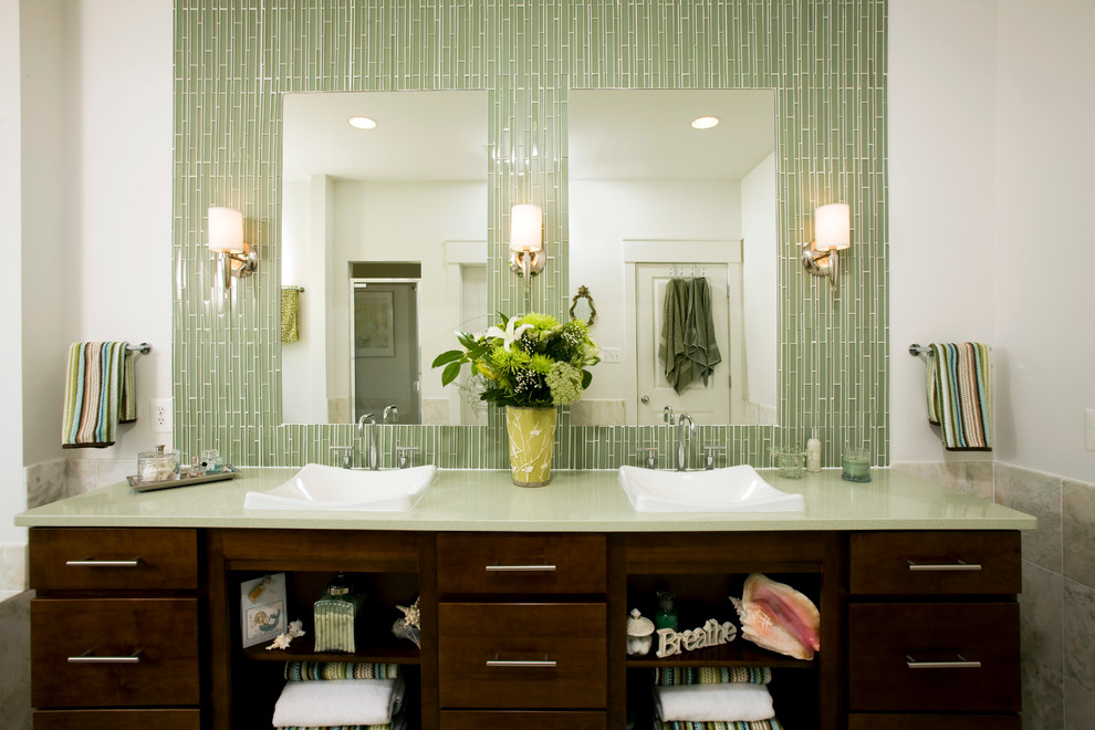 Klassisches Badezimmer mit Aufsatzwaschbecken, dunklen Holzschränken, grünen Fliesen, Stäbchenfliesen, flächenbündigen Schrankfronten und grüner Waschtischplatte in Washington, D.C.