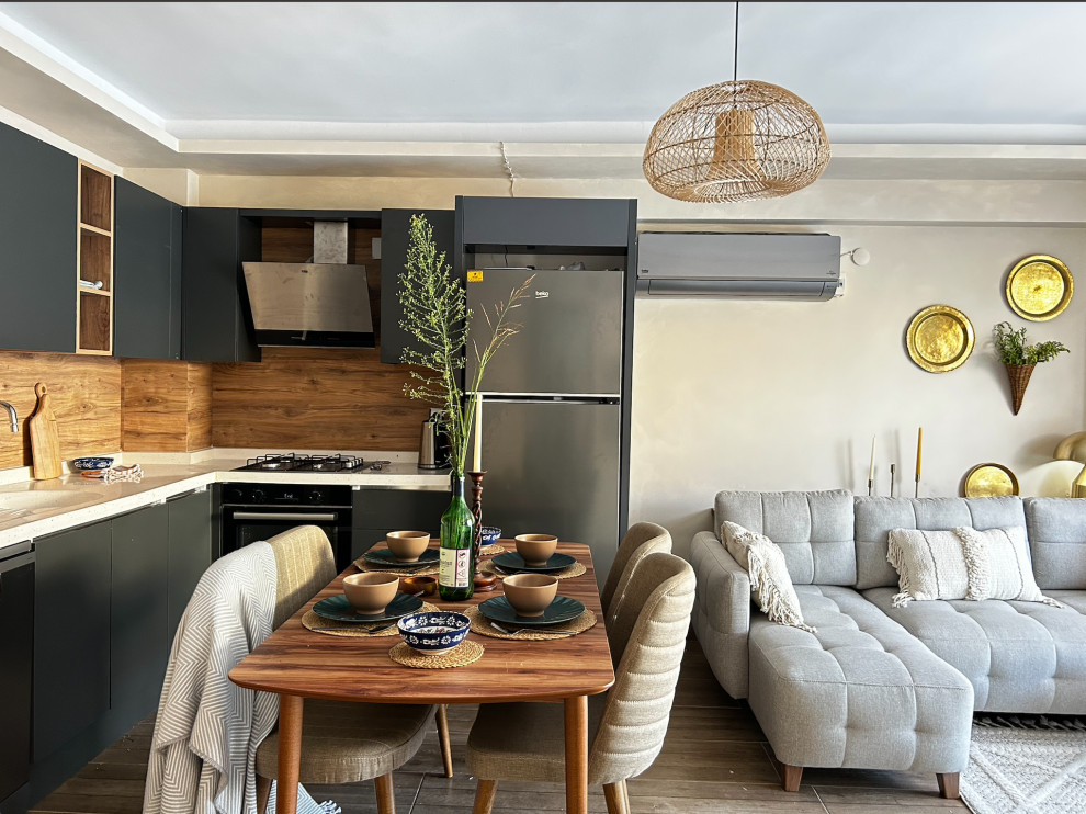 Ispirazione per una sala da pranzo aperta verso la cucina mediterranea di medie dimensioni con pareti beige, parquet scuro, pavimento marrone e soffitto ribassato
