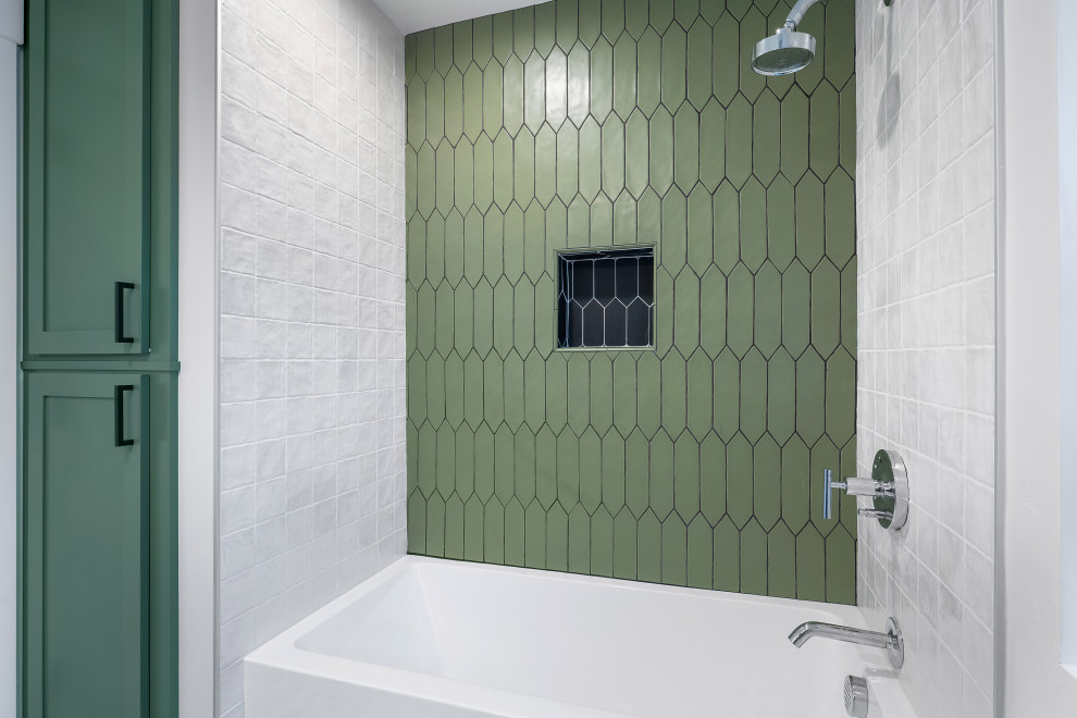 Inspiration för mellanstora amerikanska vitt badrum med dusch, med skåp i shakerstil, gröna skåp, en toalettstol med hel cisternkåpa, klinkergolv i keramik, ett undermonterad handfat, bänkskiva i kvarts och svart golv