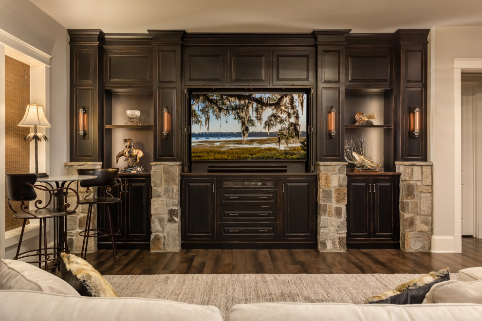 Diseño de sala de estar abierta tradicional de tamaño medio con paredes beige, suelo de madera en tonos medios, televisor retractable y suelo marrón